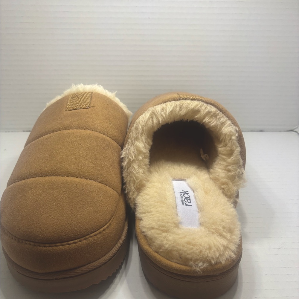 NWOB NORDSTROM RACK  Tan Faux Fur Lined Slippers